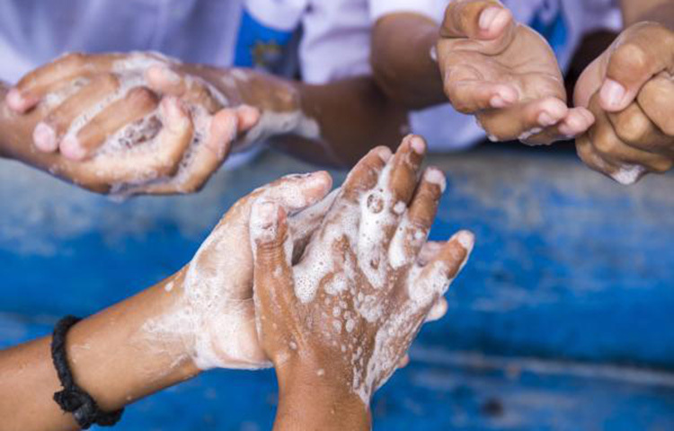 পরিষ্কার-পরিচ্ছন্ন থাকুন। শরীরের যতœ নিন। নির্দিষ্ট সময় অন্তর ২০ সেকেন্ড ধরে সাবান দিয়ে হাত ধুতে থাকুন। সামাজিক দূরত্ব মেনে চলুন। মাস্ক পরুন। খুব দরকার না হলে বাইরে বেরাবেন না। পরিবারের সঙ্গে সময় কাটান। ছবি: সংগৃহীত