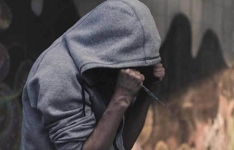 এইডস: সারা পৃথিবীর কাছে ‘এইডস’ নামটিই যথেষ্ট আতঙ্কের। আজও এর ভয়াবহতা রয়ে গিয়েছে ব্যাপক হারে। কিন্তু চিকিৎসকরা এই রোগ নিয়ে অনেকটাই এগিয়েছেন গবেষণায়।