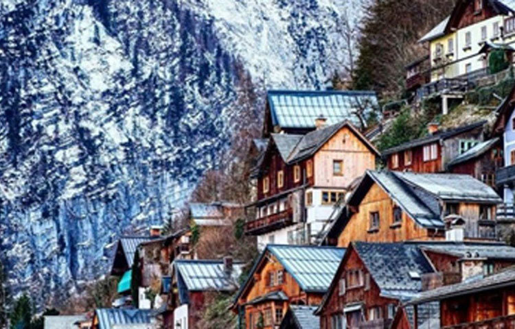 দেশ-বিদেশ থেকে সারা বছরই পর্যটকেরা এই গ্রামে এসে হাজির হন। গ্রামে মাত্র ৪০০ পরিবারের বাস।