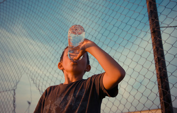 সারা দিনে নিয়ম করে প্রচুর পানি খান। জল আমাদের শরীর থেকে টক্সিন দূর করতে সাহায্য করে। একই সঙ্গে শরীরে প্রয়োজনীয় অক্সিজেন সরবরাহ করে শরীর সতেজ রাখতেও সাহায্য করে।