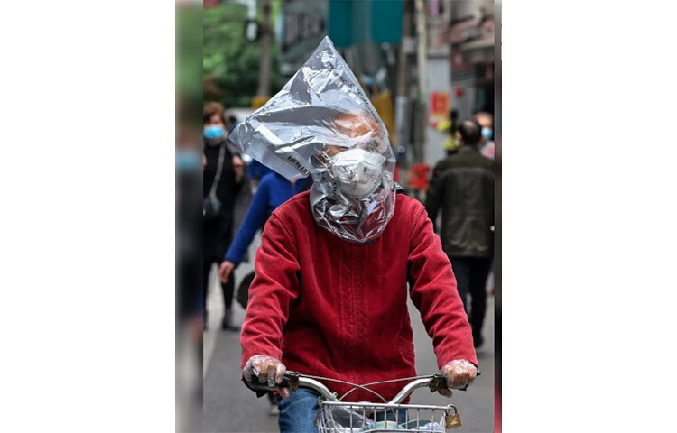 চীনের ইউহান শহর। নিজেকে প্লাস্টিকেই মুড়ে নিয়েছেন এক ব্যক্তি।