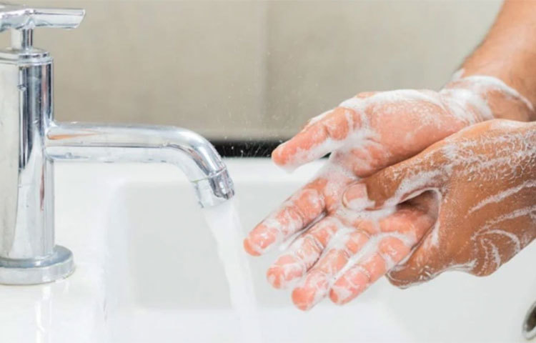 বেশির ভাগ হ্যান্ড স্যানিটাইজারে মূল উপাদান হল অ্যালকোহল যা ত্বক জীবানুমুক্ত করতে সাহায্য করে। কিন্তু ওই অ্যালকোহলের প্রভাবেই ত্বকের স্বাভাবিক আর্দ্রতা নষ্ট হয়। ফলে ত্বক শুষ্ক হয়ে পড়ে। তাই যেখানে হাতের কাছে পানি নেই, একমাত্র সে ক্ষেত্রেই হ্যান্ড স্যানিটাইজার ব্যবহার করুন। বাদ বাকি সময় সাবান দিয়েই হাত ভালো করে জীবাণুমুক্ত করুন।