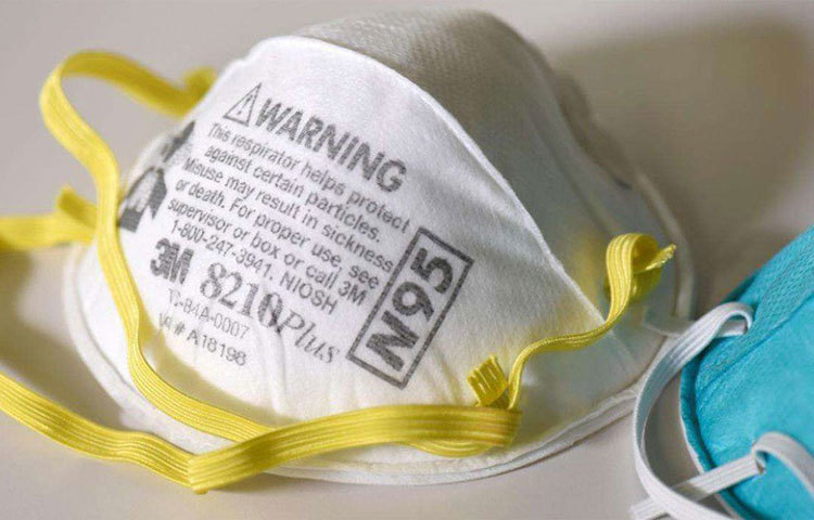 এন-৯৫ বা এফএফপি জাতীয় মাস্ক তো পরলেন। কিন্তু, তা ঠিক কত বার ব্যবহার করা যাবে? বিজ্ঞানীদের একাংশের দাবি, জলে ধোয়া হলে এ ধরনের মাস্কের কার্যকারিতা হ্রাস পেয়ে যায়। এবং পাঁচ বারের বেশি তা কখনোই ব্যবহার করা উচিত নয়।