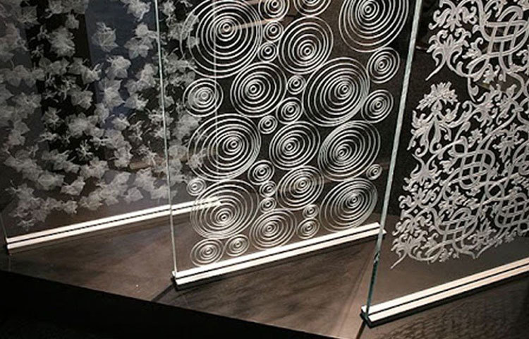 তৃতীয় যে পৃষ্ঠদেশের উপর করোনাভাইরাস বেশিক্ষণ বেঁচে থাকতে পারে, তা হল কাচ। গবেষণায় দেখা গিয়েছে, কাচ জাতীয় কোনো পৃষ্ঠদেশের উপর অন্তত চার দিন পর্যন্ত বেঁচে থাকতে পারে করোনাভাইরাস।