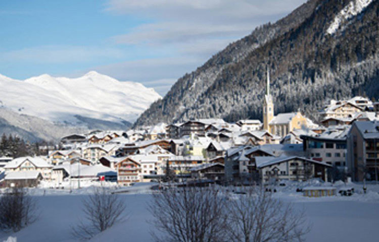 গ্রামের পর্যটন শিল্পের ম্যাসকট একটি পিঁপড়া। তার নামও করোনা। ম্যাসকটের ছবি ঐতিহ্যবাহী পোশাক এবং বিভিন্ন তথ্যে প্রদর্শিত হয়।