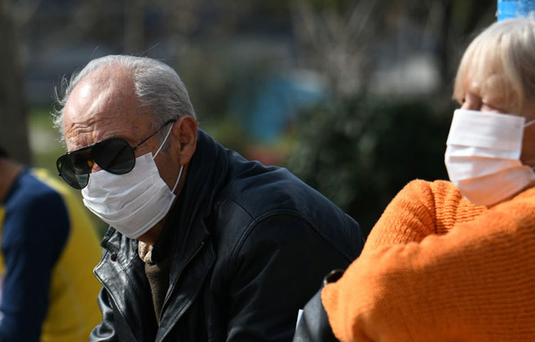 বাড়িতেও মাস্ক ব্যবহার করুন। সার্জিক্যাল বা মেডিক্যাল মাস্ক পরুন। ব্যবহারের পর ঢাকনাযুক্ত বিনে তা ফেলে দিন।