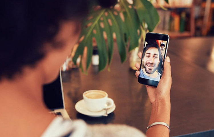 কাজের চাপের জন্য যাদের সঙ্গে আপনার নিয়মিত কথা হয় না, তাদের সঙ্গে ভিডিও কলের মাধ্যমে কথা বলুন।