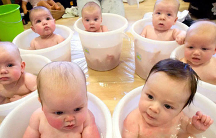 বাড়িতে বাচ্চা থাকলে, তাদের খাওয়া-দাওয়া এবং অন্যান্য জিনিসপত্রের প্রয়োজন হয়। বেবি ফুড এবং বাচ্চার প্রয়োজনীয় দৈনন্দিন সামগ্রী কিনে রাখুন। কারণ দোকান খোলা থাকলেও, এই সময় বার বার বাইরে না বেরনোই সকলের জন্য মঙ্গল।