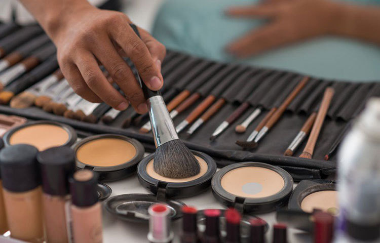 এই সময় সাধারণ ময়েশ্চারাইজার ছাড়া খুব বেশি মেক আপ না করাই ভালো। মেক আপের রসায়নিক উপাদান বাতাসে ভেসে বেরনো নানা অণুকে ত্বকে আটকে রাখতে পারে। বলা ভাল, এঁটে বসিয়ে রাখে। তাই খুব বেশি মেক আপের দরকার নেই। একান্ত প্রয়োজনে সানস্ক্রিন মাখুন। তবে চোখ-মুখ ও ঠোঁটকে যত প্রসাধনবিহীন রাখবেন, ততই সে সব পরিষ্কারে সুবিধা। তবে বার বার হাত ধুতে হবে ও মাস্ক পরতে হবে বলে ত্বক শুকিয়ে র‌্যাশ বেরতে পারে।