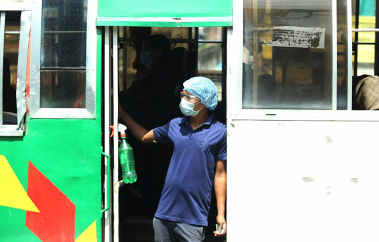 নিরাপত্তা নিয়ে চলছে বাস। ছবি: মাহবুব আলম