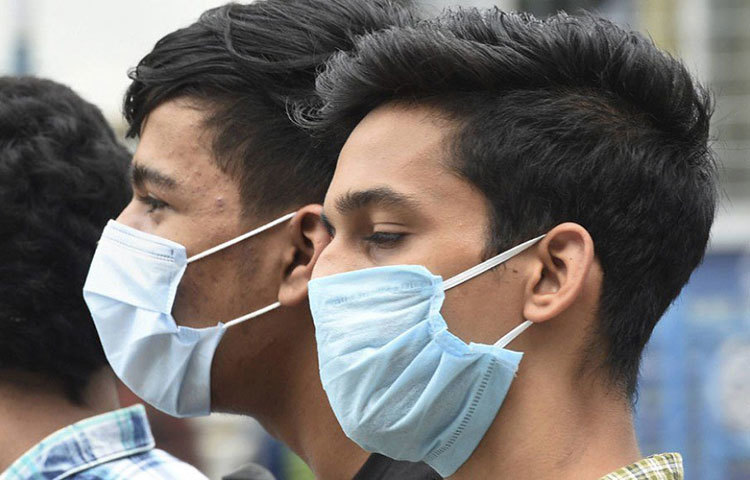 এন-৯৫ বা এফএফপি জাতীয় মাস্ক তুলনামূলক ভাবে দামি হওয়ায়, তার বদলে অনেকেই সার্জিক্যাল মাস্ক পরেন। সার্জিক্যাল মাস্কের কার্যকারিতা ৯৫ শতাংশের বেশি হলেও তা একবারের বেশি ব্যবহার করা উচিত নয় বলে চিকিৎসকদের মত। এই ধরনের মাস্ক বড় জলকণা বা দেহ বর্জিত বিপজ্জনক তরলের ছিটে থেকে সুরক্ষা দেয়। সুরক্ষা দেয় করোনাভাইরাসের হাত থেকেও।