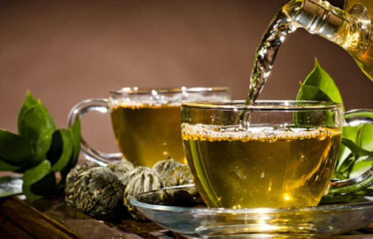 তুলসি, কালো মরিচ, আদা ও কিসমিসের তৈরি হার্বাল চা খেতে পারেন। দিনে অন্তত দুবার খেলে মন্দ নয়। দুধে অর্ধেক চামচ হলুদ দিয়েও খেতে পারেন। অত্যন্ত কার্যকরী। ছবি: সংগৃহীত