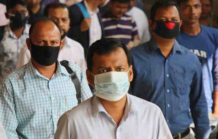 ডাক্তারদের কথায়, সাধারণ সার্জিক্যাল মাস্ক বায়ুবাহিত ভাইরাস ও ব্যাকটেরিয়ার বিরুদ্ধে সুরক্ষা দিতে যথেষ্ট নয়। তবে হাঁচি বা কাশি থেকে ভাইরাসের সংক্রমণের ঝুঁকি কিছুটা কমাতে সাহায্য করতে পারে এই মাস্ক। কিন্তু ট্রিপল লেয়ার মাস্ক হওয়া জরুরি। হাত থেকে মুখের সংক্রমণের বিরুদ্ধেও কিছু সুরক্ষা দেয় এমন মাস্ক। তাই কোনোরকম অসুস্থতা অনুভব করলেই চিকিৎসকের পরামর্শ নিন।