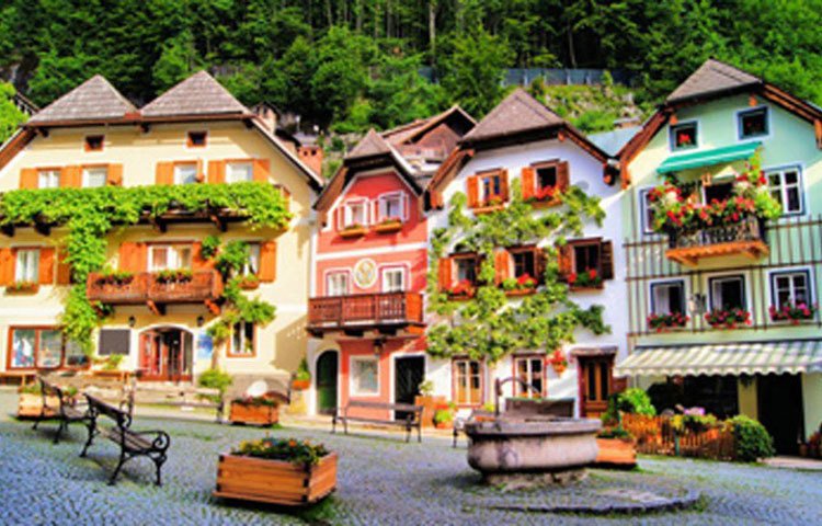 প্রথম প্রথম যখন করোনাভাইরাসের প্রাদুর্ভাব শুরু হয়েছিল, সে সময় নামের সাদৃশ্য নিয়ে হাসাহাসিই করতেন গ্রামবাসীরা। কিন্তু পরে এর ভয়াবহতা তারা বুঝতে পারেন।