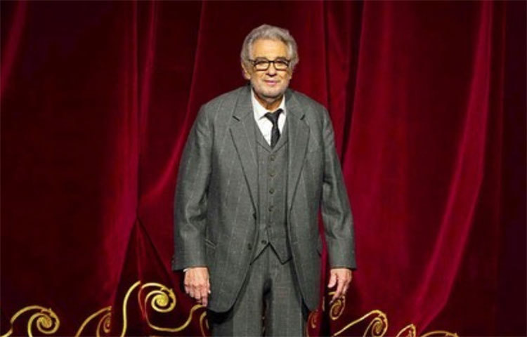 করোনা পজিটিভ স্প্যানিস অপেরা সংগীতশিল্পী প্লাসিডো ডোমিঙ্গো। জ্বর ও কাশিজনিত সমস্যা নিয়ে স্বাস্থ্যপরীক্ষা করিয়েছিলেন তিনি। রিপোর্টে করোনা পজিটিভ আসে তার। ফেসবুকে নিজের অসুস্থতার কথা জানান তিনি। সঙ্গে জানান, আইসোলেশনে রয়েছেন তিনি। সবাইকে সাবধানতা অবলম্বন করা ও বাড়িতে থাকার অনুরোধও করেন তিনি।