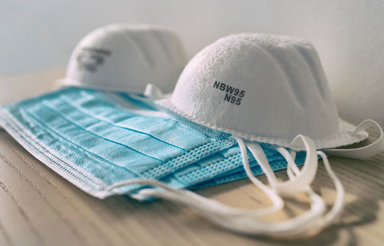 নিয়মিত বেরতে হলে দু’টি মাস্ক ব্যাগে রাখুন। মুখে বাঁধা মাস্ক কোনও কারণে নষ্ট হলে বা ভিজে গেলে কাজে লাগবে অন্যটি।