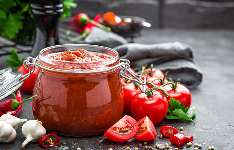 টম্যাটো সসের বদলে টম্যাটো খান। প্রিজারভেটিভ যোগ করা খাবারের নানা দোষ রয়েছে। মেদ বাড়ানো থেকে শুরু করে নানা অসুখবিসুখ ডেকে আনতে সে ওস্তাদ। তাই বাড়িতে বানানো পিৎজা হোক বা চাউমিন, নিশ্চিন্তে তাতে যোগ করুন টম্যাটো বা টম্যাটো বেটে নুন ও গোলমরিচ মেশানো ঘরে বানানো পিউরি।