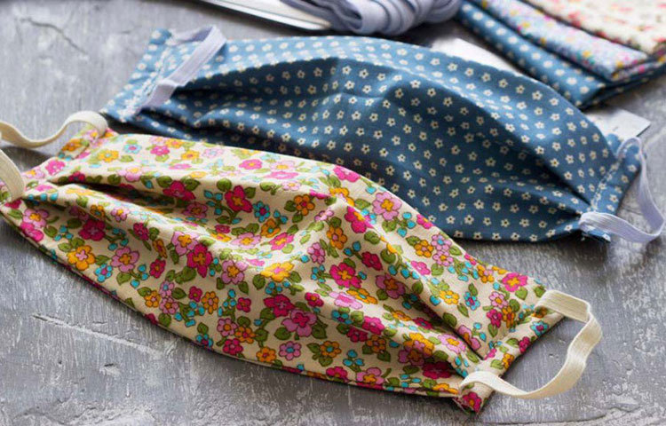 এন-৯৫ বা এফএফপি অথবা সার্জিক্যাল মাস্ক ছাড়াও কাপড়ের বিভিন্ন ধরনের মাস্কে বাজার ছেয়ে গিয়েছে। তবে চিকিৎসকেরা জানিয়েছেন, কাপড়ের মাস্কে কতটা সুরক্ষিত থাকা যায়, তা শতাংশের হিসাবে বলা সম্ভব নয়। তবে একেবারে কোনো মাস্কের সুরক্ষা না থাকার থেকে বরং কাপড়ের মাস্ক পরা ভালো।