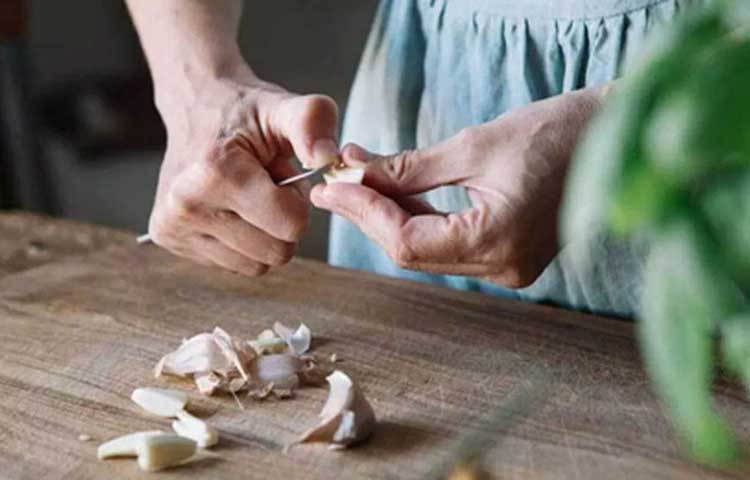 রসুনের অনেক গুণ। রসুনের মধ্যে অর্গানোসালফার রয়েছে, যা হার্ট, মস্তিষ্ক এবং খাদ্যনালী ভাল রাখতে সাহায্য করে। কিন্তু বেশি করে রসুন খেলেই করোনাভাইরাসের সঙ্গে লড়াইয়ের প্রতিরোধ ক্ষমতা গড়ে তোলা যাবে না।