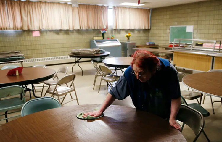 একইভাবে কাচের মতো সমান সংক্রমণযোগ্য হল কাঠ। কাঠের বস্তুর উপর এই ভাইরাস চারদিন পর্যন্ত বেঁচে থাকতে পারে।