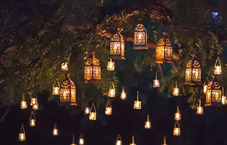 গৃহবন্দি থাকার সময় যদি বিদ্যুত চলে যায় তার জন্য আগাম মোমবাতি বা বিকল্প আলোর ব্যবস্থা করে রাখুন।