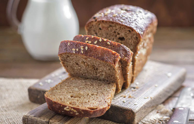 সাদা পাউরুটির বদলে খান ব্রাউন ব্রেড। এতে ফাইবার অনেক বেশি। পুষ্টিগুণও বেশি। মেদ জমার ভয়ও থাকে না।