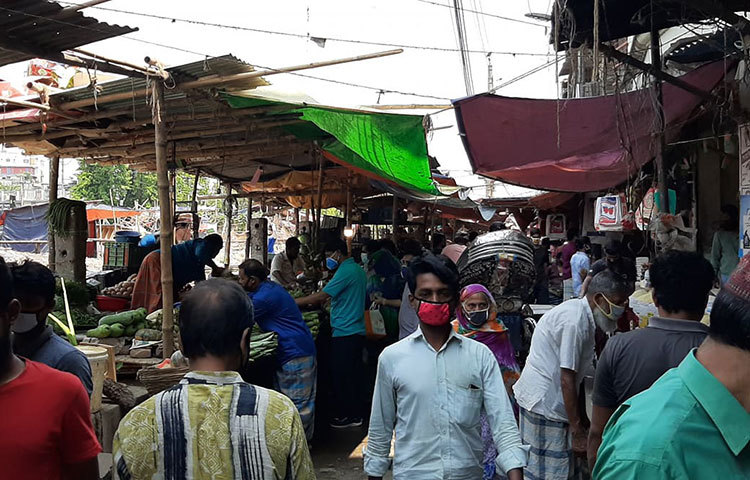 রাজধানীর মালিবাগের একটি বাজারে আজ সকালে গিয়ে দেখা গেছে স্বাভাবিক সময়ের মত ক্রেতা সমাগম। ছবি: বিপ্লব দিক্ষিৎ