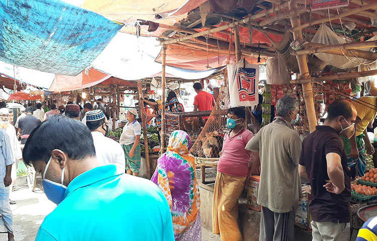 ক্রেতাদের অনেকের মুখে মাস্ক দেখা গেলেও কেউ মানছে না সামাজিক দূরত্ব। ছবি: বিপ্লব দিক্ষিৎ