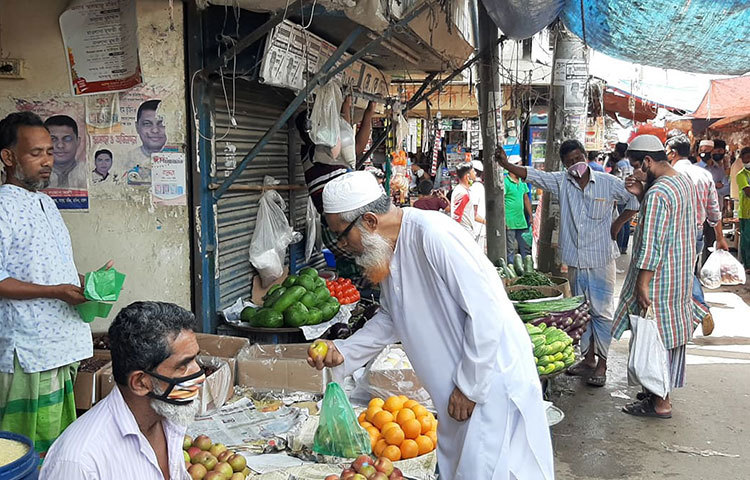 শাহাদাত নামের এক ক্রেতার সাথে কথা বলে জানা যায়, নিতান্তই প্রয়োজনের কারণে বাজার করতে এসেছেন তিনি। ছবি: বিপ্লব দিক্ষিৎ