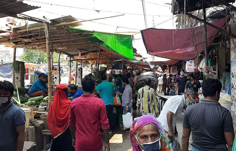 সবজির বাজারে উপচেপড়া ভিড়। ছবি: বিপ্লব দিক্ষিৎ