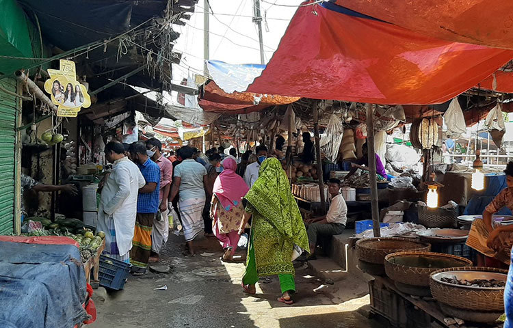 মাছের বাজারের দৃশ্য। ছবি: বিপ্লব দিক্ষিৎ