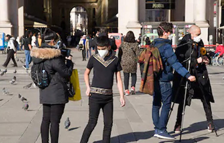 কাজের চাপ বেশি হলেও দিনের কোনো সময় মিল স্কিপ করবেন না। এড়িয়ে চলুন মশলাদার খাবার। ডায়েটে রাখুন হালকা রান্না করা খাবার এবং ফলমূল। বাইরে এক্সপোজার যতটা সম্ভব এড়িয়ে চলুন। ইন্টারনেট এবং ফোনের মাধ্যমে যতটা সম্ভব কাজ সেরে রাখুন। বয়স পঞ্চাশ পেরিয়ে গেলে বা তার থেকে কম বয়সিদের কোনো ক্রনিক অসুখ থাকলে সংক্রামিত এলাকায় না যাওয়াই বাঞ্ছনীয়। কারণ এই দু’টি ক্ষেত্রে করোনাভাইরাসের সংক্রমণের হার সবথেকে বেশি।