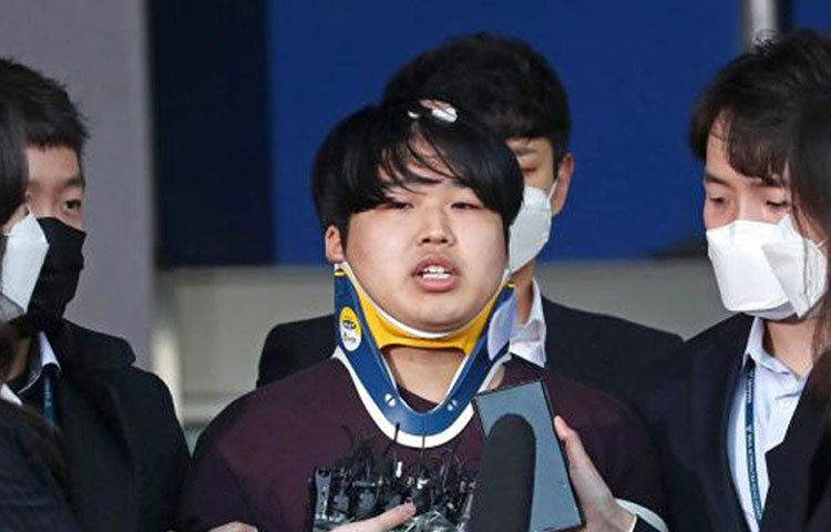 নিউজরুম-সহ অফিসের অন্যান্য অংশেও মেনে চলুন করোনাভাইরাস সংক্রান্ত সতর্কতা বিধি। সবার শেষে সবথেকে গুরুত্বপূর্ণ হল, নিজের বা সহকর্মীর মধ্যে সামান্যতম উপসর্গ দেখা দিলেই জানান ঊর্ধ্বতন কর্তৃপক্ষকে।