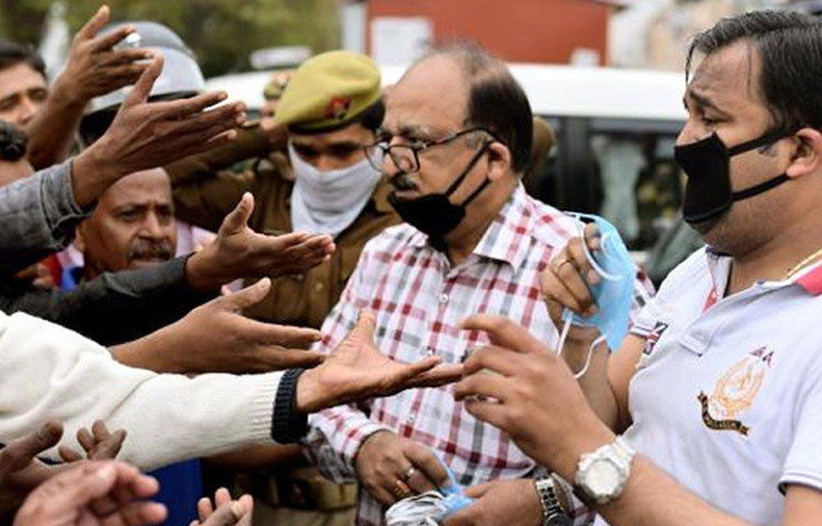 সংবাদপত্র, ইকেট্রনিক্স মাধ্যম থেকে ডিজিটাল মাধ্যম। যে কোনো গণমাধ্যমেই ঘটনাস্থল থেকে সংবাদ পরিবেশন করতে হয় রিপোর্টারদের। তাদের ক্ষেত্রে সংক্রমণের আশঙ্কা অনেক বেশি। চিকিৎসক সুমিত সেনগুপ্তর মতে, সেক্ষেত্রে একে অন্যের থেকে অন্তত তিন ফুট দূরত্ব বজায় রাখুন। সব থেকে ভালো হয় যদি ৬ ফুট দূরত্ব বজায় রাখা যায়।