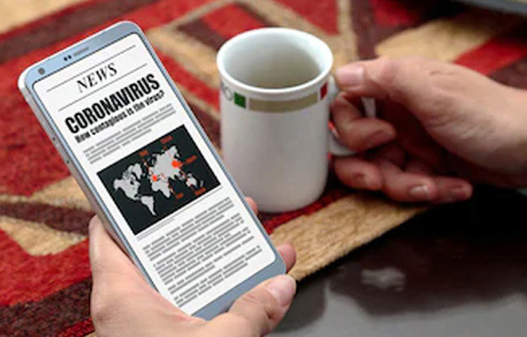 কিন্তু কাজের ক্ষেত্রে সাংবাদিকদের এই দূরত্ব বজায় রাখা বেশিরভাগ সময়েই সম্ভব হয় না। চিকিৎসকের মতে, তাই সেক্ষেত্রে মাস্ক পরতে পারেন। পরার আগে এবং পরে পরিষ্কার করে নেবেন। একই মাস্ক বেশিক্ষণ পরে থাকবেন না। ক্রমাগত কথা বলতে বলতে ভিজে গেলেই বদলে ফেলুন। তবে পুরনো মাস্ক খোলা বা নতুন মাস্ক পরা, কোনো সময়েই মাস্কে হাত দেবেন না। ইলাস্টিক ধরে মাস্ক খুলবেন এবং পরবেন।