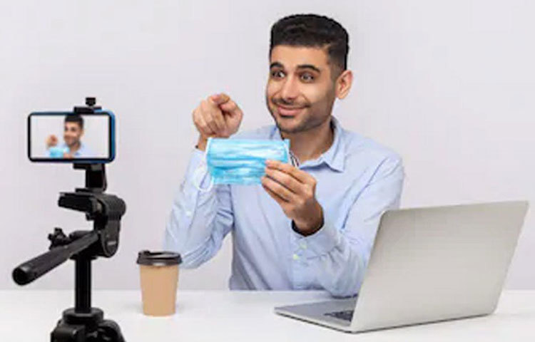 সবসময় সঙ্গে রাখুন হ্যান্ড স্যানিটাইজার। তবে সুযোগ পেলে ব্যবহার করুন সাবান আর জল। সাবান এবং জলে কুড়ি সেকেন্ড হাত ধোয়া স্যানিটাইজারের তুলনায় অনেক বেশি কার্যকর। সাবান বা স্যানিটাইজার না থাকলে কাজে লাগান ওয়েট ওয়াইপস। খেয়াল রাখুন স্যানিটাইজারের ৭০ শতাংশ যেন অ্যালকোহল হয়। হাতের সঙ্গে পরিষ্কার রাখুন নিজের মোবাইলকেও।