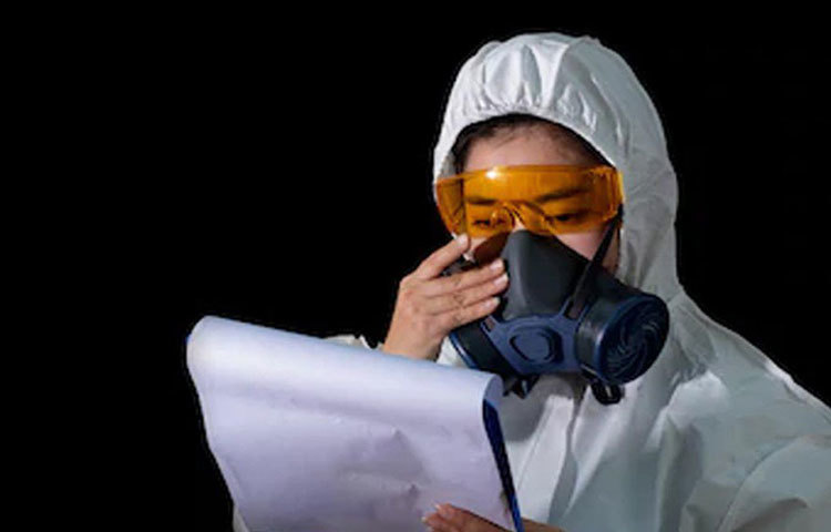 সংক্রামিত এলাকা থেকে সংবাদ পরিবেশন করতে হলে চেষ্টা করুন সরঞ্জাম নীচে না নামিয়ে হাতে ধরে রাখতে।