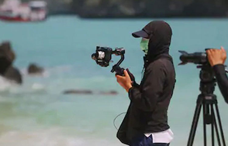 অফিসে বাড়িত পোশাক ও জুতো রাখুন। অ্যাসাইনমেন্টের ঘটনাস্থল থেকে ফিরে দ্রুত বদলে ফেলুন পোশাক। সম্ভব হলে গরম জলে স্নান করুন। গরম জলে জীবাণুনাশক মিশিয়ে কাচতে হবে পোশাক। যে জুতো পরে অ্যাসাইনমেন্টে যাবেন, সেটা পরে অফিস বা বাড়িতে হাঁটাচলা করবেন না।