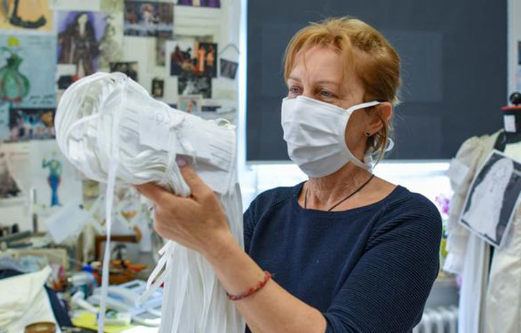 মাস্ক তৈরির টিউটোরিয়াল। ইউটিউব আর টুইটারে ঘরেই মাস্ক তৈরির উপায়ের ভিডিও আপলোড করছেন অনেকে। উপরের ছবিতে জার্মানির একটি থিয়েটারে কাজ করা ডিজাইনার কার্স্টিন বোখভকে দেখতে পাচ্ছেন। অনলাইনে তার তৈরি ভিডিও পাওয়া যাচ্ছে। তার স্টুডিওতে তৈরি মাস্কগুলো জার্মান রেডক্রস আর দমকলকর্মীদের দেয়া হয়।