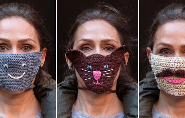 জার্মানির হানোফারের শিল্পী মানশা ফ্রিডরিশ মাস্ক সেলাই করছেন। সব মাস্কের কোনোটিতে হাসিমুখ, কোনোটিতে প্রাণীর মুখ, এমন নানান মোটিফ ব্যবহার করেন তিনি। মানশা বলছেন, তিনি চান না করোনা তার প্রাণশক্তি নষ্ট করে দিক।