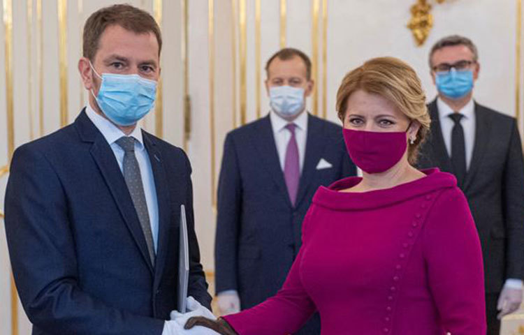 চেক প্রজাতন্ত্র আর স্লোভাকিয়া গতমাসের মাঝামাঝি সময়ে সব পাবলিক প্লেসে মাস্ক পরা বাধ্যতামূলক করার সিদ্ধান্ত নিয়েছিল। ছবিতে স্লোভাকিয়ার প্রেসিডেন্ট (ডানে) ও প্রধানমন্ত্রীকে দেখতে পাচ্ছেন। অস্ট্রিয়াও সম্প্রতি শপিং মলে মাস্ক পরা বাধ্যতামূলক করেছে।