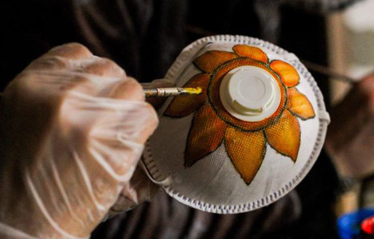 সুজাইয়া এলাকার এক শিল্পীকে মাস্কে ছবি আঁকতে দেখা যাচ্ছে। এভাবে তিনি প্রতিবেশীদের চাঙা রাখার চেষ্টা করছেন। গাজায় কারফিউ জারি করা হয়েছে। আর সব ধরনের ইভেন্ট বাতিল করা হয়েছে। এমনকি ইসরায়েল সীমান্তে প্রতিবছরের ৩০ মার্চ অনুষ্ঠিত হওয়া ভূমি দিবস শীর্ষক গণবিক্ষোভও এবার হয়নি।