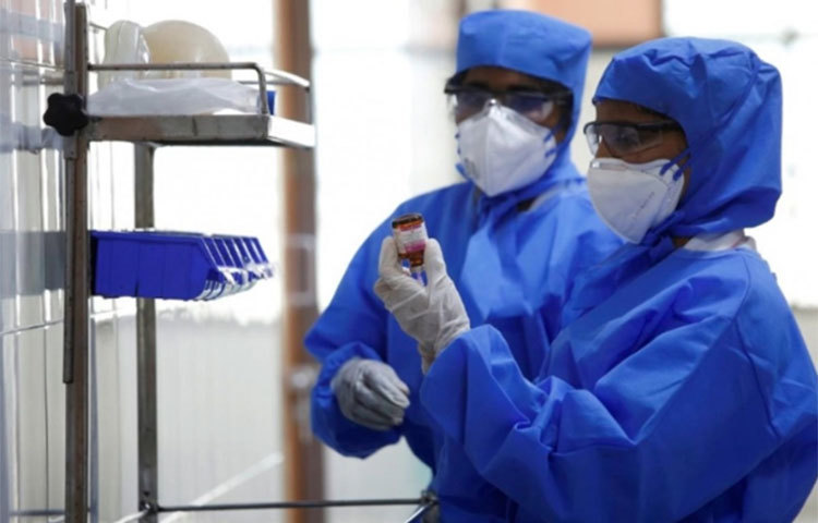 এই পিপিই-র পুরো সেট (গ্লাভস, গাউন, মাস্ক, গগলস ইত্যাদি) পরতে হবে শুধুমাত্র করোনা রোগীর অথবা রোগের উপসর্গ যার আছে, তার সংস্পর্শে আসার ঠিক আগ মুহূর্তে। এটি ব্যবহারের পরপরই বিশেষ ডিসপোজাল বিনে ফেলে দিতে হবে। প্রতিটি সেট পিপিই একবার ব্যবহার করার জন্য।