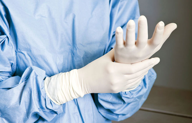 একজন রোগীর কাছে যদি দুইবার যান, তবে দুই সেট পিপিই ব্যবহার করতে হবে। পিপিই পরে এদিক-ওদিক ঘোরাফেরা করা বারণ! তাহলে পিপিই-র মাধ্যমেই ভাইরাসের বিস্তার ঘটবে নিশ্চিন্তে!