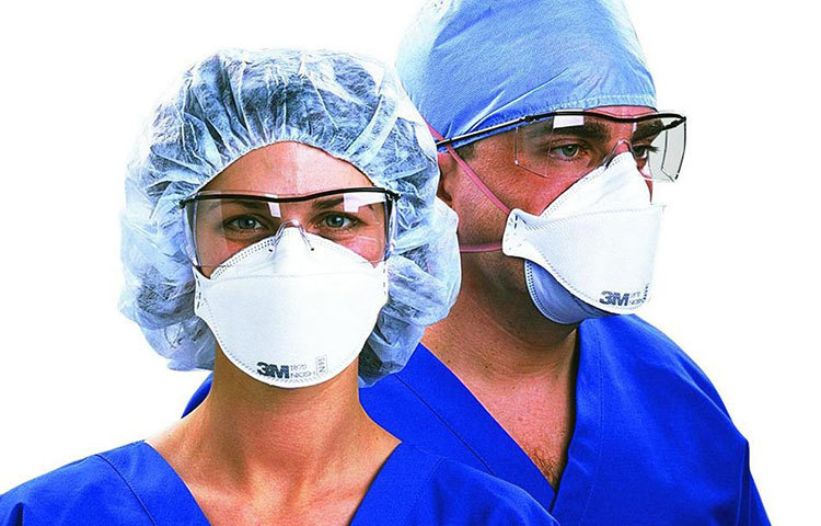 পিপিই-র কোন অংশ কখন পরতে হবে, তার জন্য প্রশিক্ষণও দরকার। না জেনে বুঝে পিপিই ব্যবহার বিপদ ডেকে আনে। শনাক্ত রোগী বা উপসর্গ আছে এমন কেউ আশেপাশে না থাকলে হাত ধোয়া ও দূরত্ব বজায় রাখাই যথেষ্ঠ!