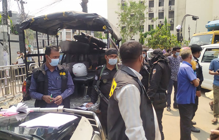 করোনার বিদ্যমান পরিস্থিতিতে প্রধানমন্ত্রীর কার্যালয়ের ১৮ দফা ও মন্ত্রিপরিষদ বিভাগের ১১ দফা নির্দেশনা যথাযথভাবে প্রতিপালনের জন্য জনসচেতনতা বৃদ্ধি ও মাস্ক ব্যবহার নিশ্চিত করতে অভিযান চালাচ্ছেন র‌্যাবের ভ্রাম্যমাণ আদালত। ছবি: জাগো নিউজ