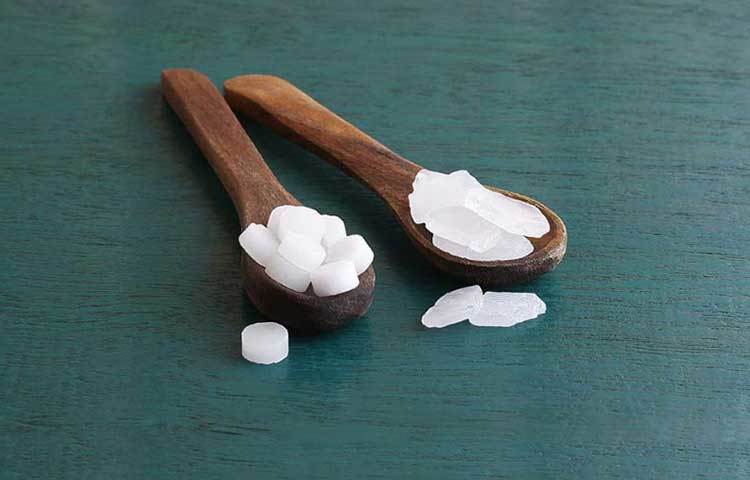 আপনার যদি ত্বকে চুলকানি ও র‌্যাশের সমস্যা হয়, তাহলে এক্ষেত্রে কর্পুর অত্যন্ত কার্যকরী। এক টুকরো ভোজ্য কর্পুর নিন এবং সামান্য জলের সঙ্গে মেশান। আক্রান্ত স্থানটিতে এই দ্রবণ দিয়ে ধুয়ে ফেলুন। চুলকানি ও র‌্যাশের সমস্যা কমে যাবে। কিন্তু কখনোই কাটা বা ক্ষত স্থানে কর্পুর ব্যবহার করবেন না। কারণ কর্পুর রক্তের সঙ্গে মিশে গেলে শরীরে বিষক্রিয়ার সৃষ্টি হতে পারে।