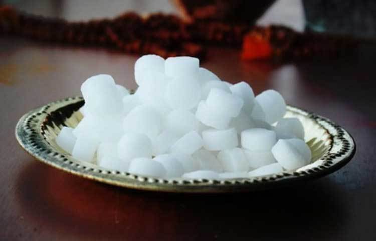 কর্পুরের ট্যাবলেট ঘরের কোনায় কোনায় ছড়িয়ে দিন। এটি শুধু মশাই তাড়াবে না, কাজ করবে রুম ফ্রেশনারেরও।