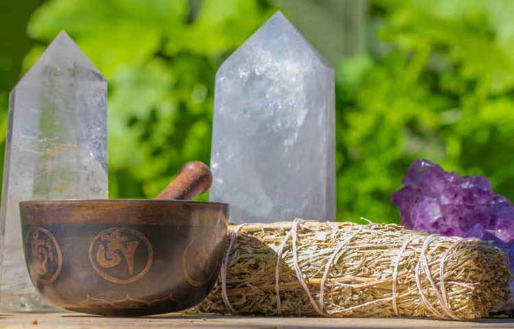 শিশুর বুকে কফ জমে গেলে, সর্দিতে নাক বন্ধ হয়ে গেলে সেই সমস্যা কাটাতে সাহায্য করে কর্পুর। সরষের তেল বা নারিকেল তেলের সঙ্গে সামান্য কৃত্রিম কর্পুর মিশিয়ে সামান্য গরম করে নিন। উষ্ণ অবস্থায় এই তেলের মিশ্রণটি শিশুর বুকে ও পিঠে মালিশ করুন। দ্রুত সমস্যা কমে যাবে।