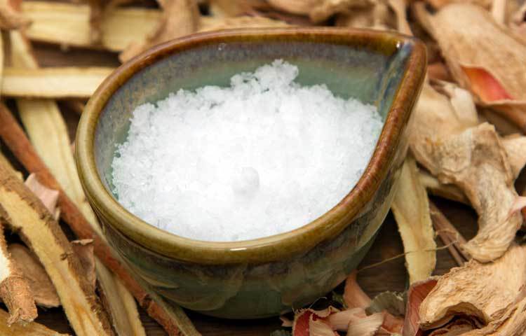 কয়েক ফোঁটা কর্পুর এসেনশিয়াল অয়েল অন্য কোনো তেলের সঙ্গে মিশিয়ে ব্রণ আক্রান্ত ত্বকে মালিশ করলে ব্রণ ও ব্রণের দাগ দূর হয়। এক্সট্রা ভার্জিন অলিভ অয়েল, নারকেল তেল বা আমন্ড তেলের সঙ্গে মিশিয়ে ব্যবহার করবেন। উপকার পাবেন।